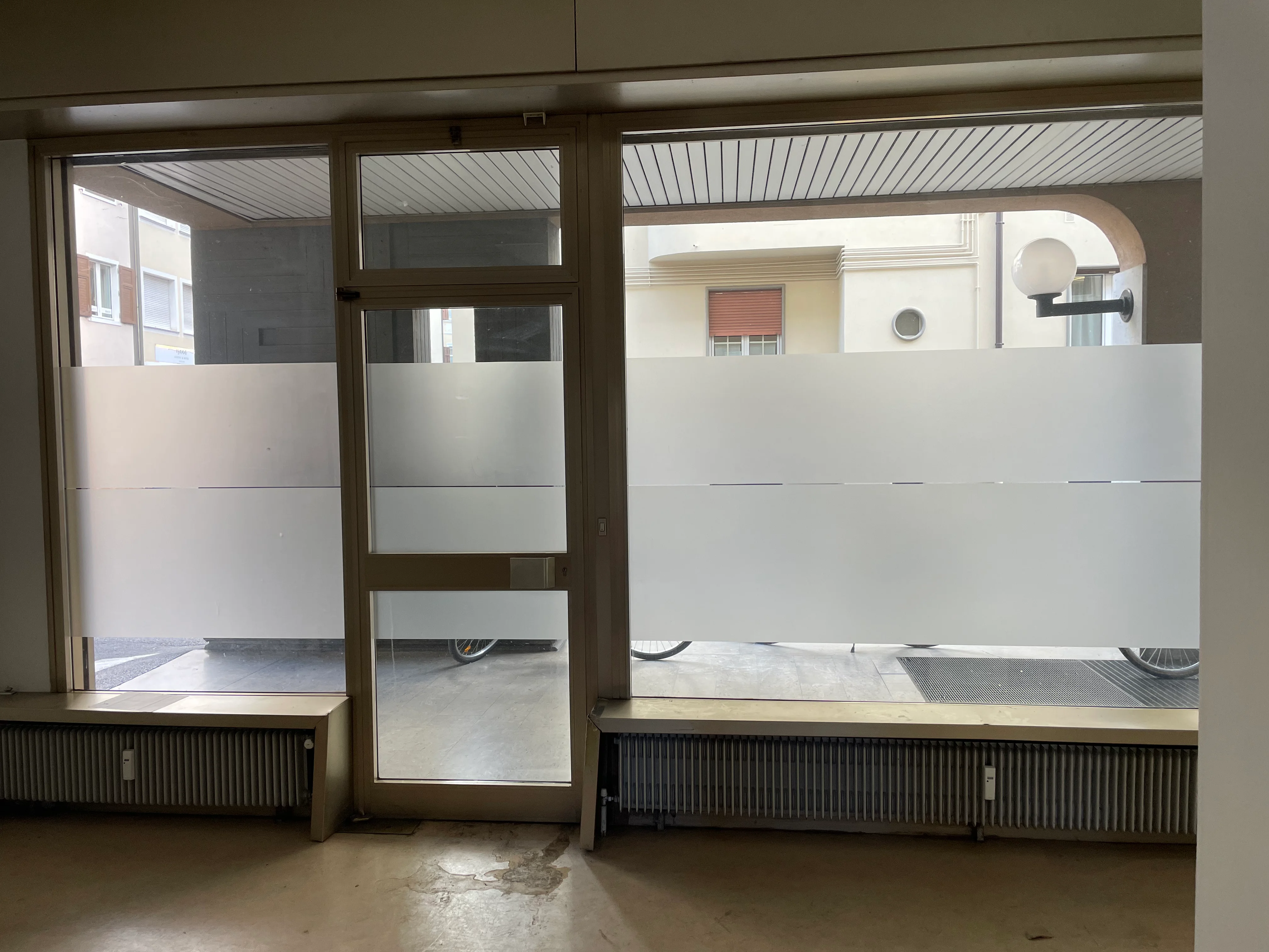 Negozio in affitto con doppio ingresso e portico – Bolzano