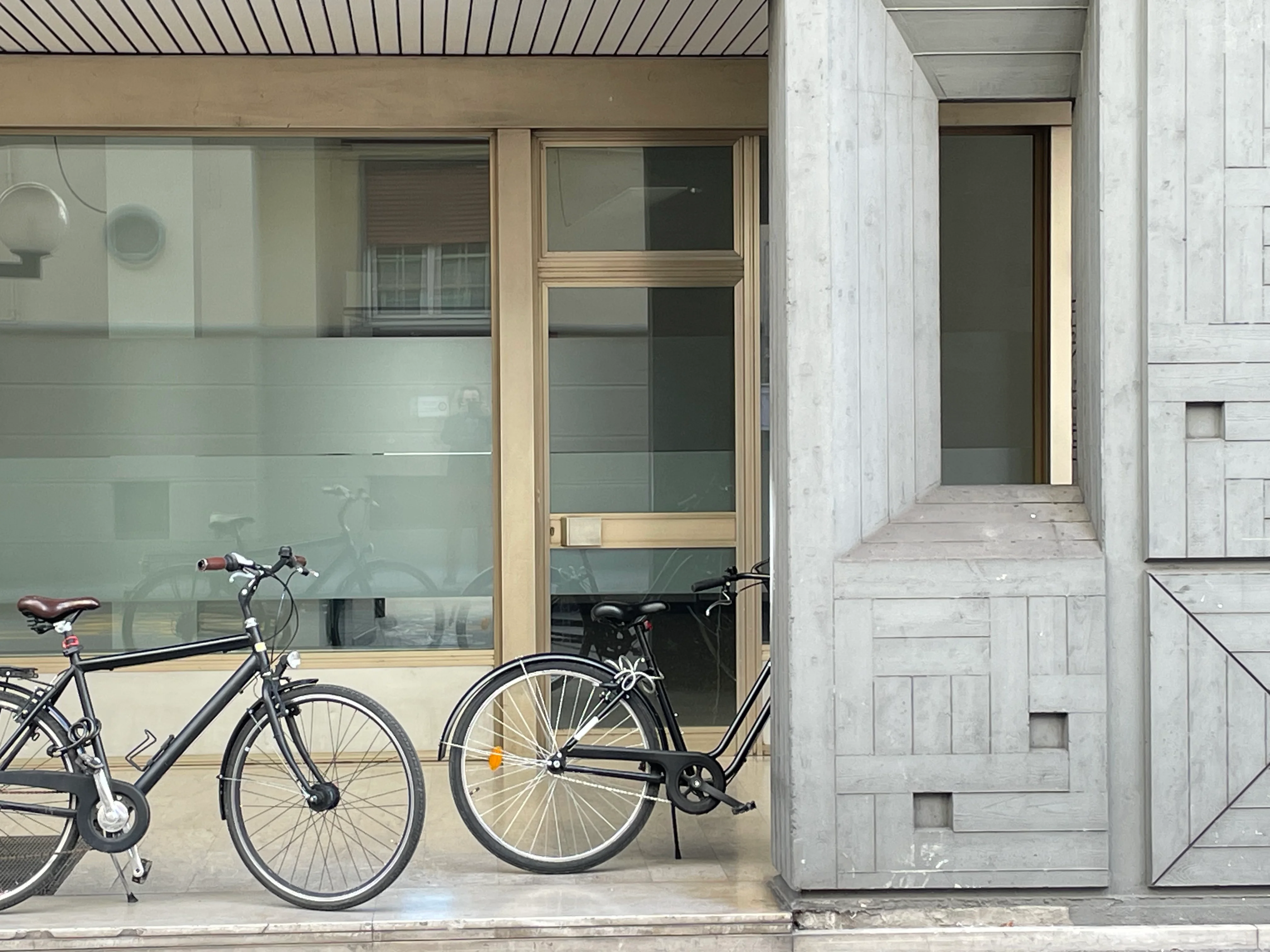 Negozio in affitto con doppio ingresso e portico – Bolzano