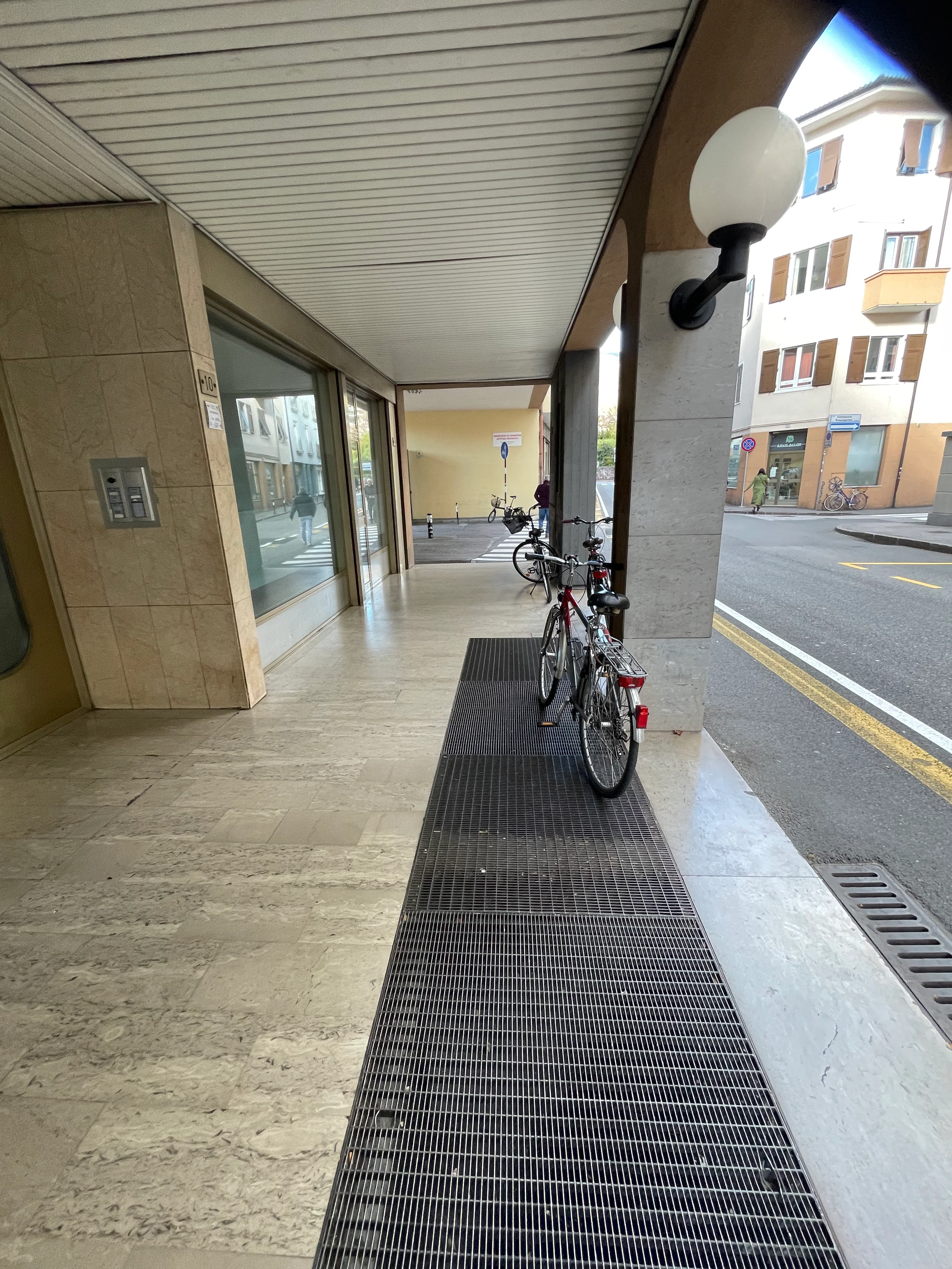 Negozio in affitto con doppio ingresso e portico – Bolzano