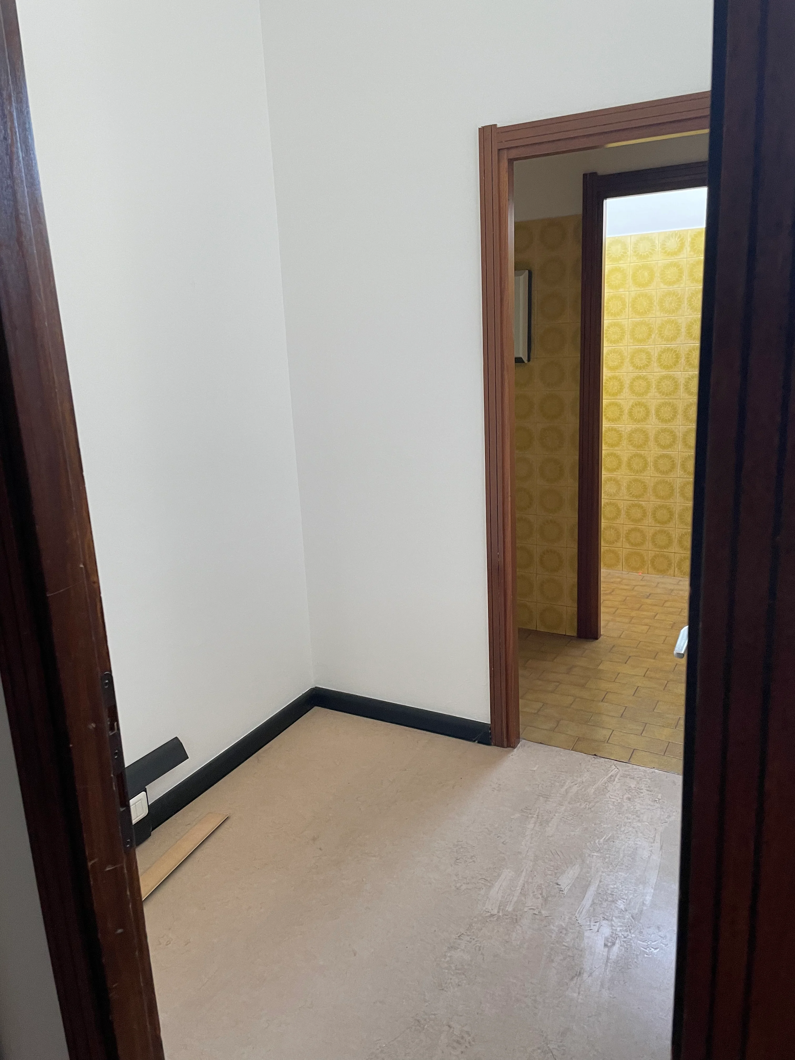 Negozio in affitto con doppio ingresso e portico – Bolzano
