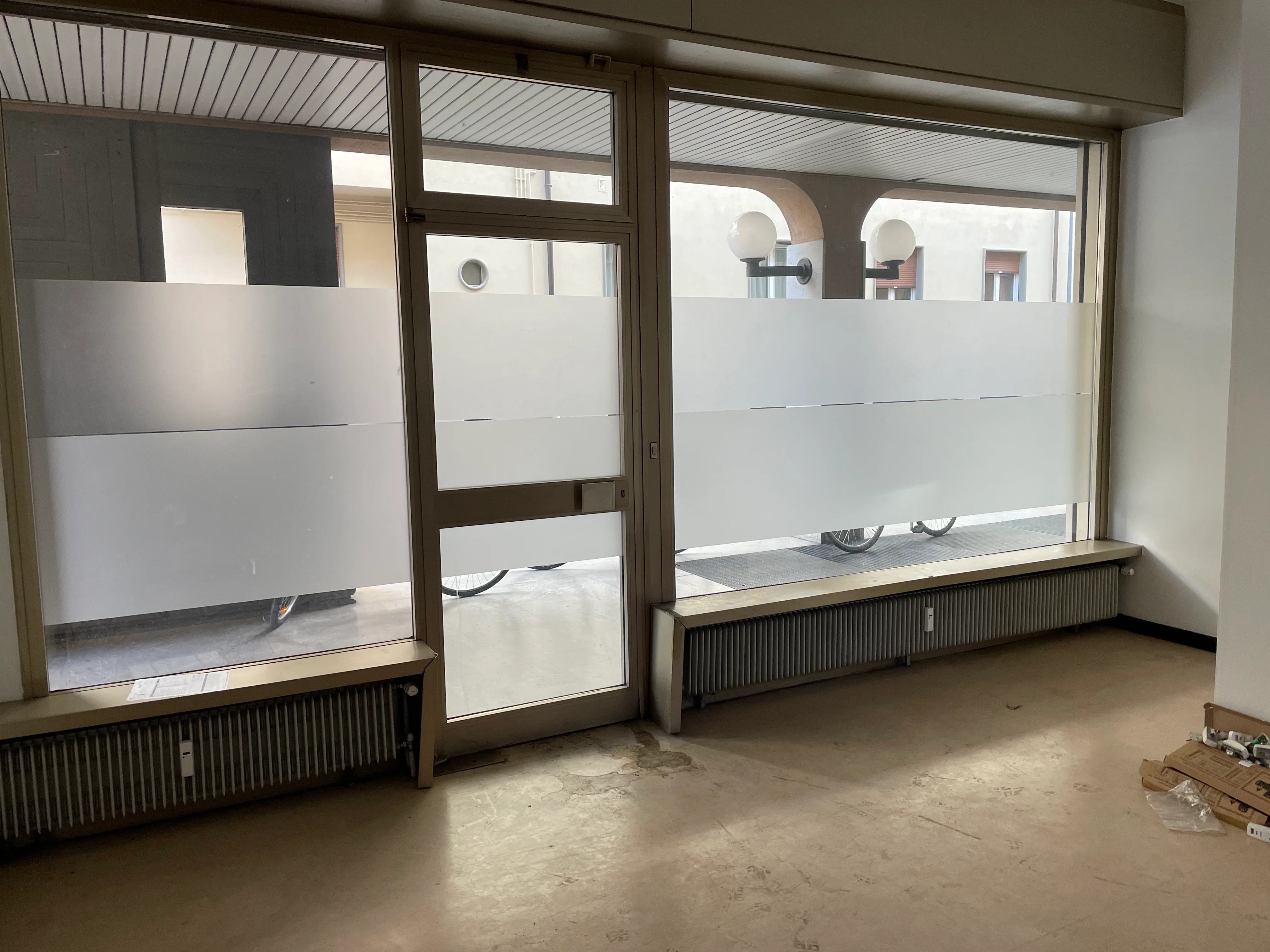 Negozio in affitto con doppio ingresso e portico – Bolzano