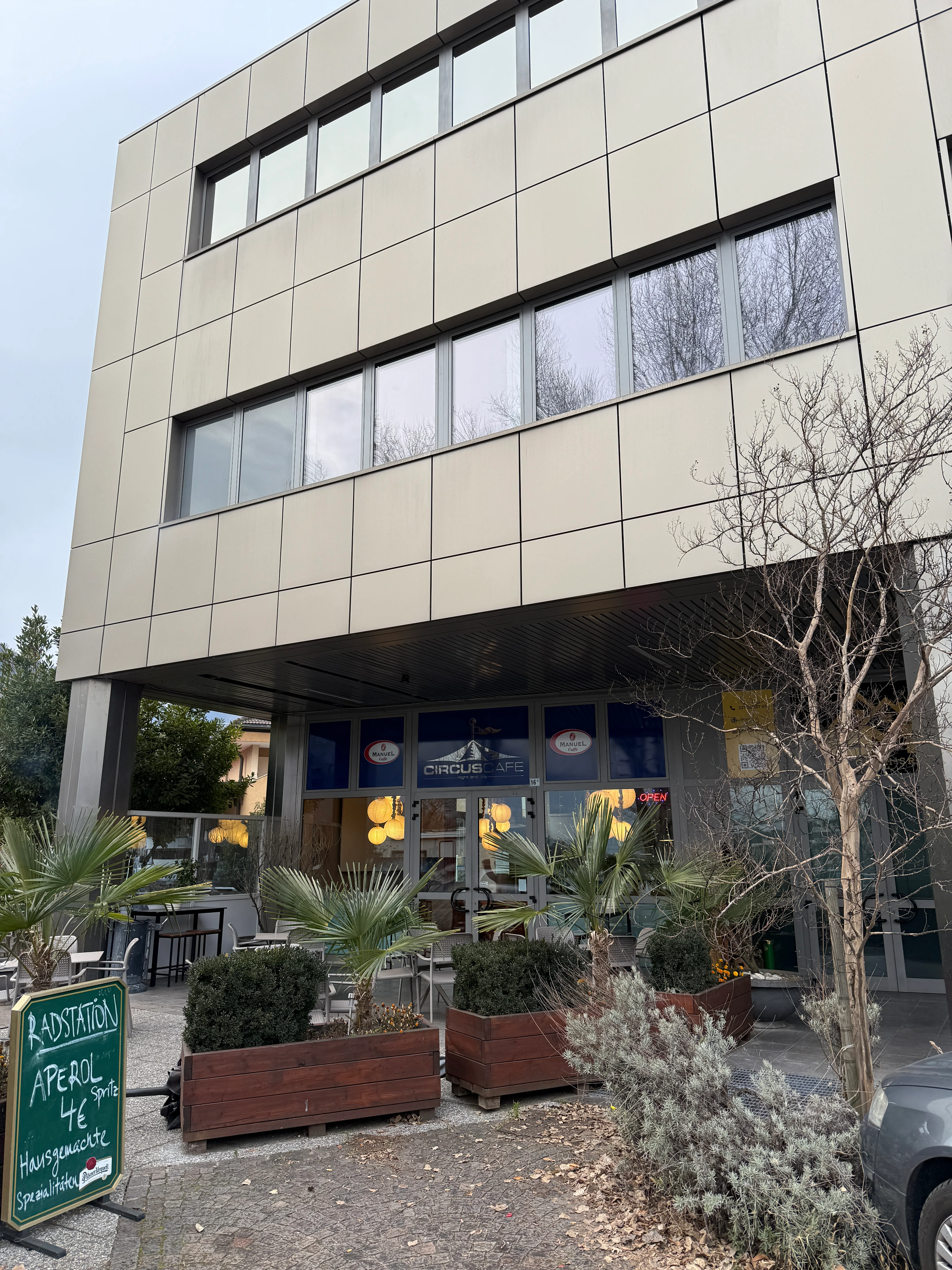 Ristorante con licenza bar, canna fumaria e terrazza – Merano